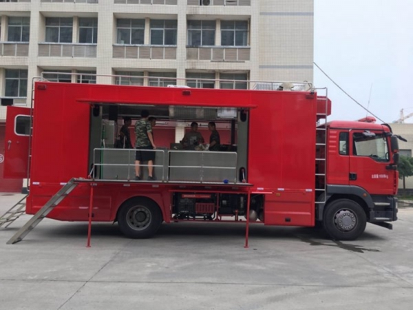 重汽汕德卡300人餐車