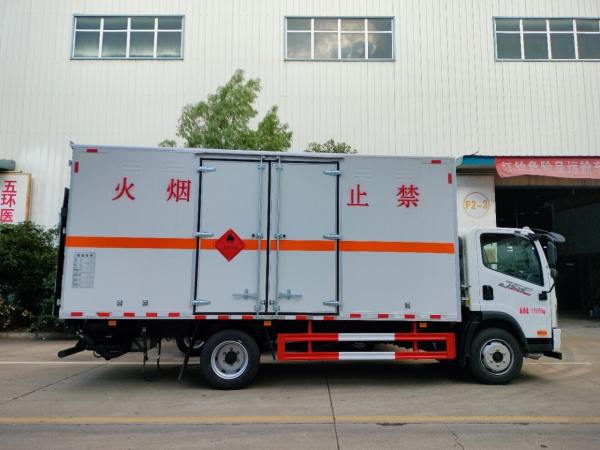 解放J6爆破器材運輸車