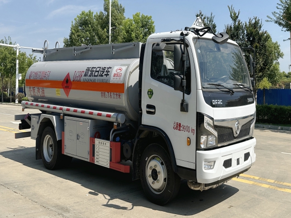 新東日東風(fēng)福瑞卡7.6立方加油車(chē)