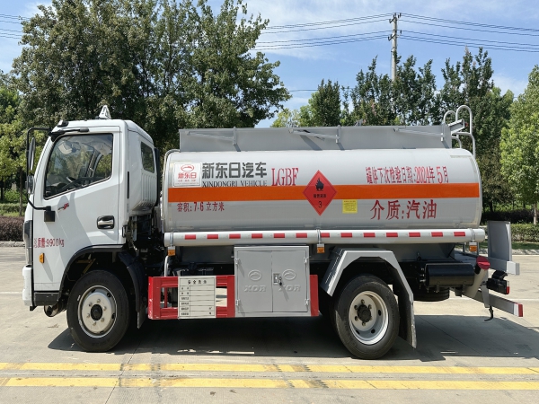 新東日東風(fēng)福瑞卡7.6立方加油車(chē)