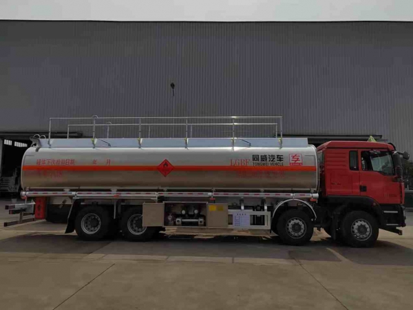 重汽汕德卡前四后八20噸鋁合金運油車（32方大罐）